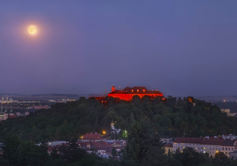 spilberk-se-zbarvi-do-cervena-zdroj-visualove-petr-horalek-hvezdarna-planetarium-brno-1600