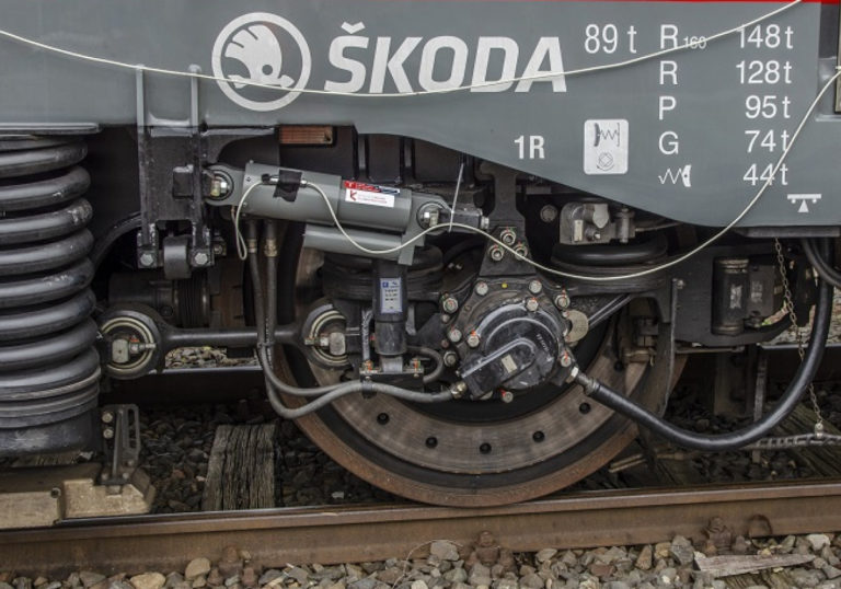 tlumic-pri-testovani-na-lokomotive-foto-archiv-ustavu-konstruovani-nah