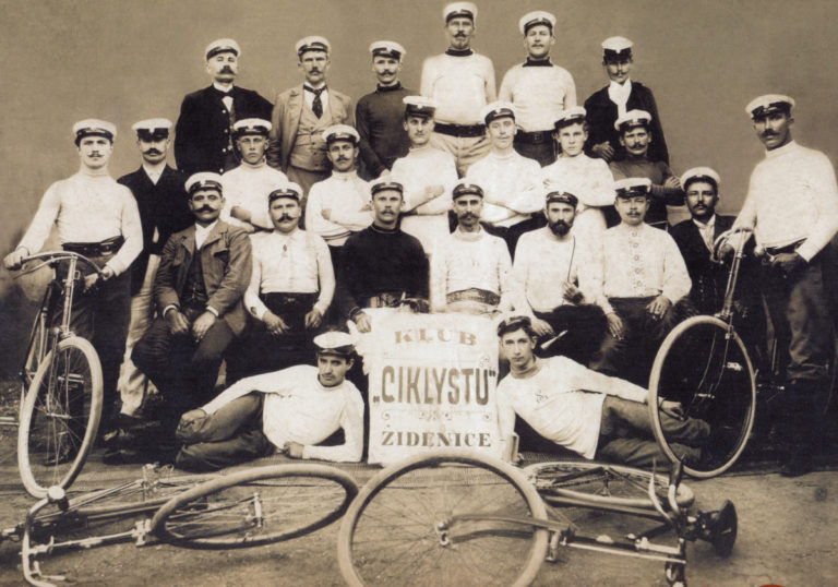 clenove-klubu-cyklistu-zidenice-kolem-roku-1900-amb