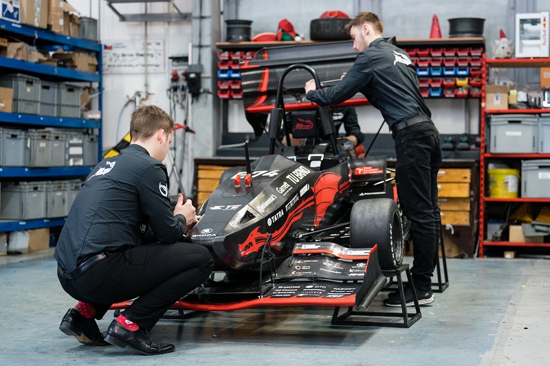 Nedělní speciál z VUT Brno: elektrická formule Dragon e3 má za sebou ...