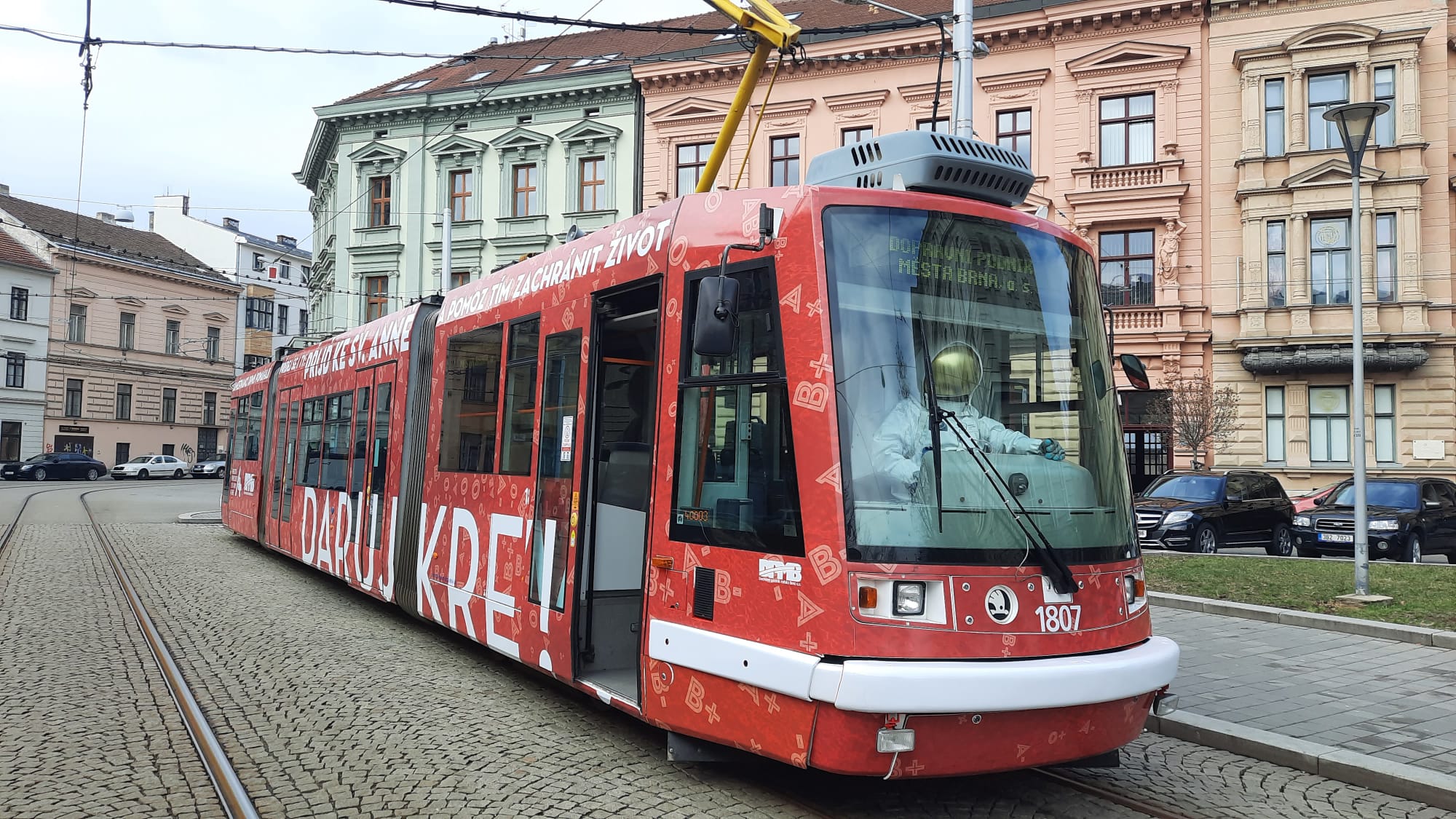 Červená šalina láká nové dárce krve do nemocnice u svaté Anny v Brně ...