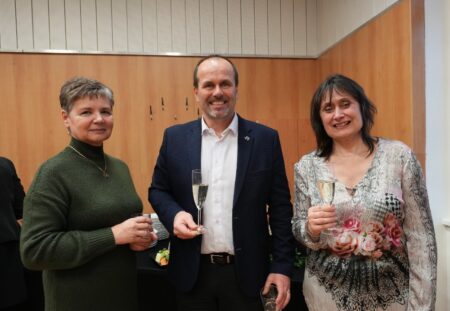 Zleva Liana Greiffeneggová (ředitelka VOŠ zdravotnické), vedoucí krajského odboru školství Hynek Nespěšný, ředitelka Jazykové školy s právem státní jazykové zkoušky Brno Iveta Kučerová.