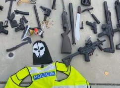Policie v Brně našla varnu drog a v ní zbraně, podezřelý skončil ve vazbě