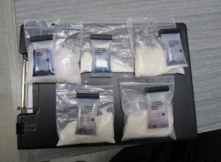 Policie v Brně našla varnu drog a v ní zbraně, podezřelý skončil ve vazbě