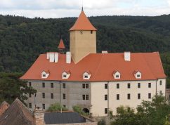 1200px-brno-bystrc-hrad-veveri-wikipedie