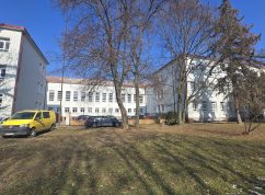 Původní vzhled parkové plochy (únor 2025)