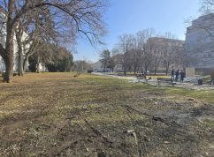 Původní vzhled parkové plochy (únor 2025)