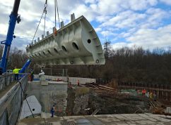 2026-02-18 Osazování klapky jezu Rajhrad_1