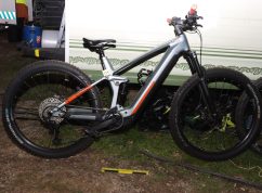 Celníci při razii na jihu Moravy a Vysočině našli drogy i zakázané střelné pero