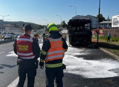 Dopravu za výjezdem z brněnského Husovického tunelu dnes komplikoval požár autobusu