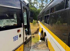 Při nehodě dvou autobusů u Oleksovic na Znojemsku se zranilo 47 lidí