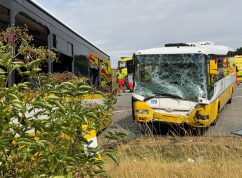 Při nehodě dvou autobusů u Oleksovic na Znojemsku se zranilo 47 lidí
