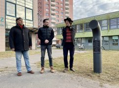 Autor Piána na ulici zleva navrhovatel projektu do particiapativního rozpočtu Martin Kočí místostarosta Ondřej Fialík a autor Poesiomatu Ondřej Kobza