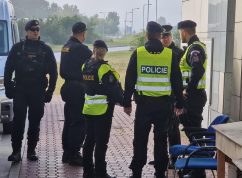 Běženci5 policisté Policie ČR