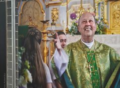 Pro věřící je blahořečení kněží v Brně příležitostí k setkání, jsou dojatí