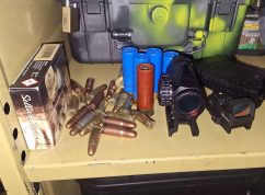 Muž na Brněnsku vyráběl pervitin, žena drogy prodávala, doma měli samopaly