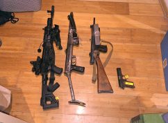 Muž na Brněnsku vyráběl pervitin, žena drogy prodávala, doma měli samopaly