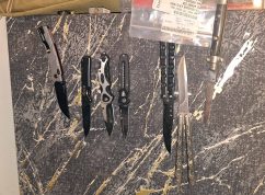 Muž na Brněnsku vyráběl pervitin, žena drogy prodávala, doma měli samopaly