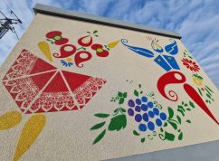 Folklorni malby zdobi nove kioskove trafostanice v obcich postizenych tornadem na jihu Moravy