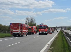 Provoz na dálnici D2 před Brnem zastavila cisterna s unikající tekutou sírou