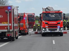 Provoz na dálnici D2 před Brnem zastavila cisterna s unikající tekutou sírou