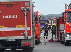 Provoz na dálnici D2 před Brnem zastavila cisterna s unikající tekutou sírou