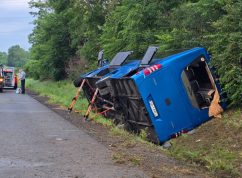 Na dálnici D2 u Podivína havaroval autobus, záchranáři ošetřili šest zraněných