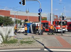 Nehoda náklaďáku zablokovala tramvajovou trať v centru Brna