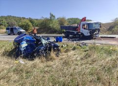 Vážná nehoda zastavila provoz na Staré dálnici v Brně, řidič osobáku je těžce zraněný
