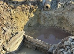 Archeologové našli pod náměstím v Tišnově část dřevěného potrubí z 19. století. Foto: město Tišnov