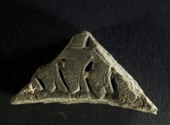 Kateřinská jeskyně odkryla další tajemství, tentokrát kamennou destičku s klínovým písmem