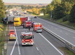 Dálnici D2 u Blučiny směrem na Brno uzavřela nehoda několika kamionů