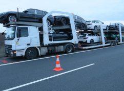 Kamion s auty Policie ČR