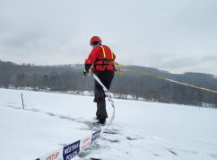 Strážníci našli na Brněnské přehradě další nebezpečné díry v ledu
