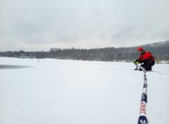 Strážníci našli na Brněnské přehradě další nebezpečné díry v ledu