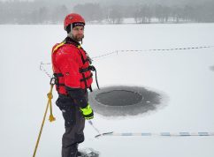 Strážníci našli na Brněnské přehradě další nebezpečné díry v ledu