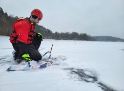 Strážníci našli na Brněnské přehradě další nebezpečné díry v ledu