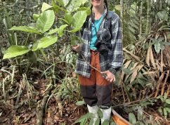 StudentkaMENDELU-ri-odberu-vzoru-v-amazonskem-destnem-leseuniverzitni-les-Universidad-Nacional-agraria-de-la-selva