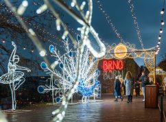 Na brněnských vánočních trzích jsou nejlepší kelímky s dráčkem, tvrdí návštěvníci