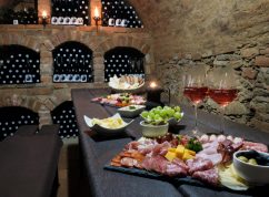 Víno a jídlo Vinařství Halkoci