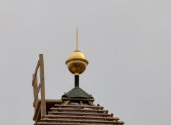 Zlatá makovice s časovou schránkou je zpět na Měnínské bráně