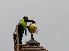 Zlatá makovice s časovou schránkou je zpět na Měnínské bráně