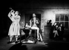bazmek entertainment a mikro-teatro - Ein Strudel und Nekonecno