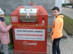 breclav_zaci_plni_ukol_recyklohrani