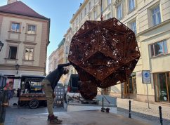 Brněnské Šilingrovo náměstí má novou ozdobičku, umělecké dílo inspirované Platónem