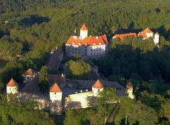 hrad-veveri-letecky-pohled