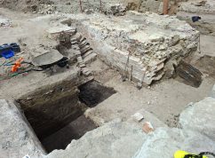 Archeologové pod budoucím JKC v Brně našli pozůstatky středověkých domů