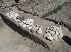 Archeologové našli při výzkumu na Pernštejně dělové koule z neznámého obléhání
