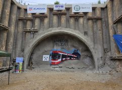 Dělníci v Brně ukončili po čtyřech měsících ražbu tramvajového tunelu na Kamechy