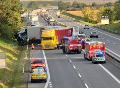 Dálnici D2 u Blučiny směrem na Brno uzavřela nehoda několika kamionů